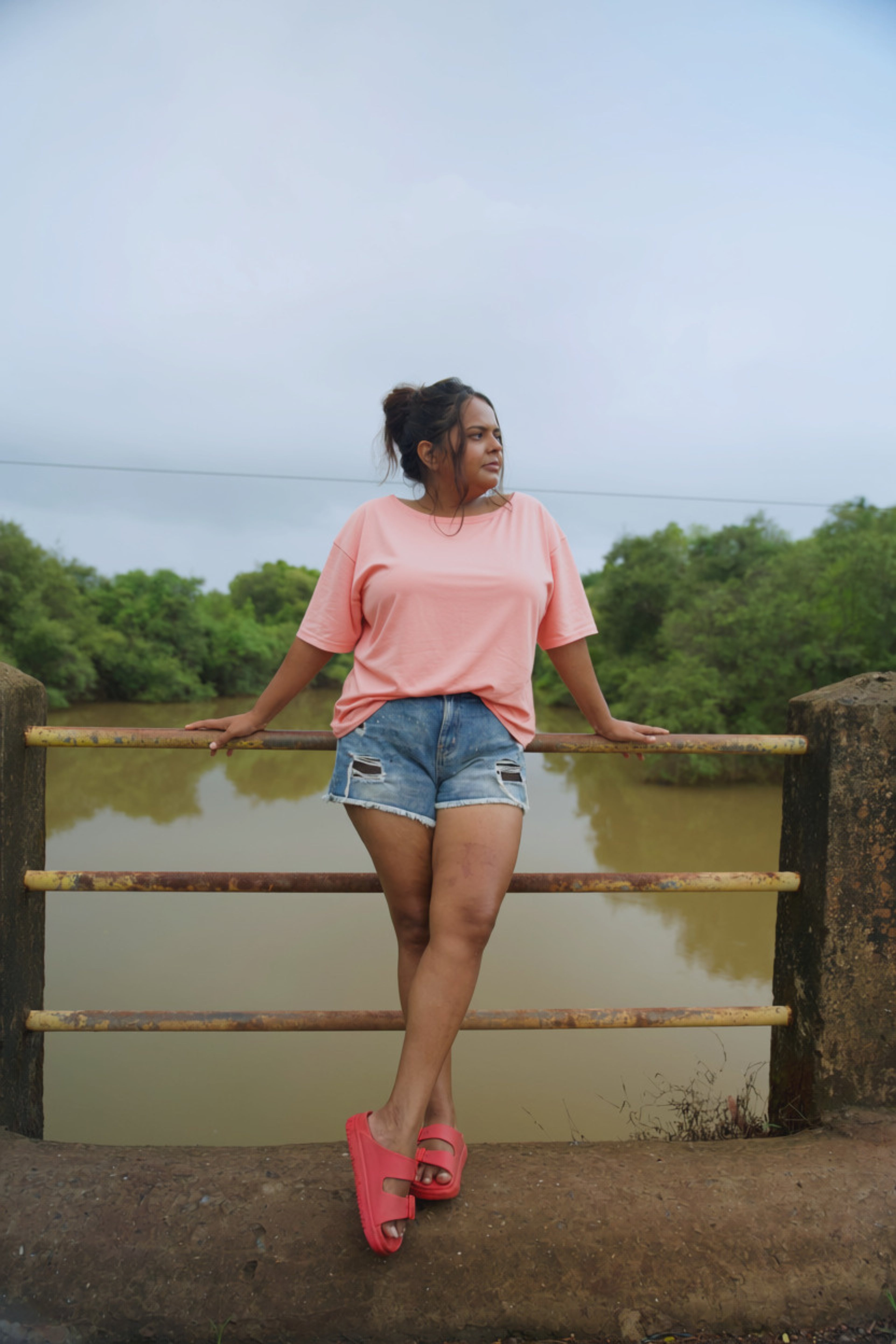 WOMEN'S LOOSE FIT BACKDROP TSHIRT